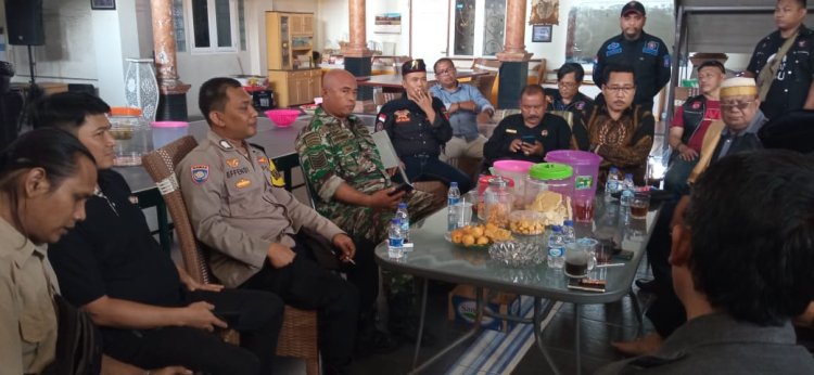 Bhabinkamtibmas Polsek Cibinong Polres Bogor Sambang untuk menyampaikan pesan Kamtibmas