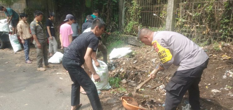 Bhabinkamtibmas Polsek Sukaraja Polres Bogor Aiptu Suwardi Bersama Warga Giat Gotong Royong Membersihkan Jalan