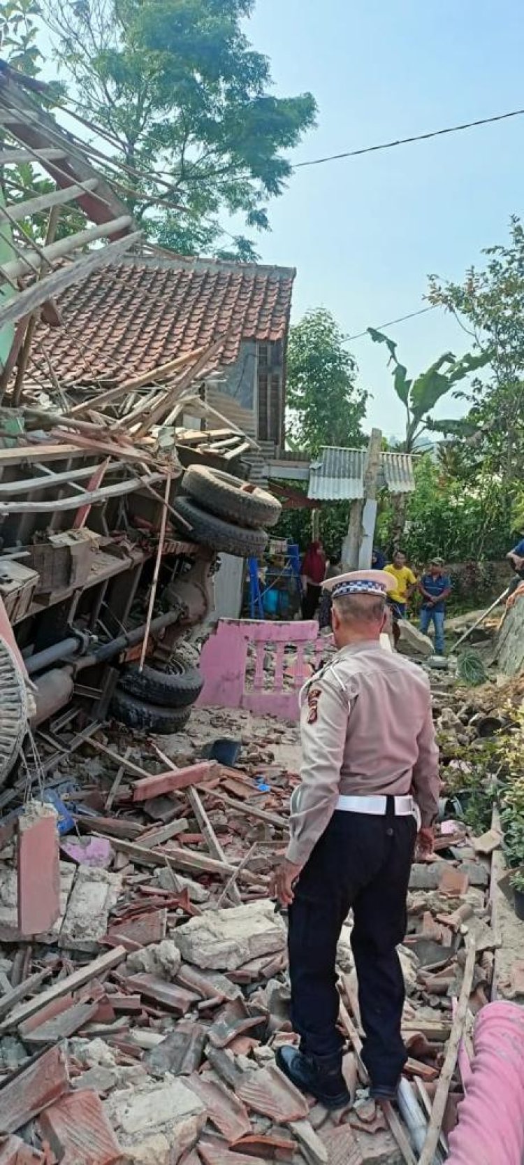 Unit Laka Polres Bogor Polda Jabar Gelar Olah TKP Laka Lantas Sebuah Truk Menabrak Bangunan Rumah di Tenjolaya Ciampea Kabupaten Bogor