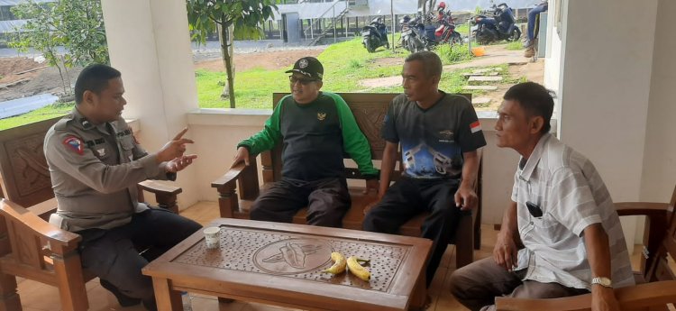 Giat Polisi RW Ds.Cimande Polsek Caringin Aipda Tri Djoko melaksanakan sambang ke Tokoh pemuda Sdr. Jujum kp.Desa Cimande Rw 1 Desa Cimande kec caringin kab Bogor 