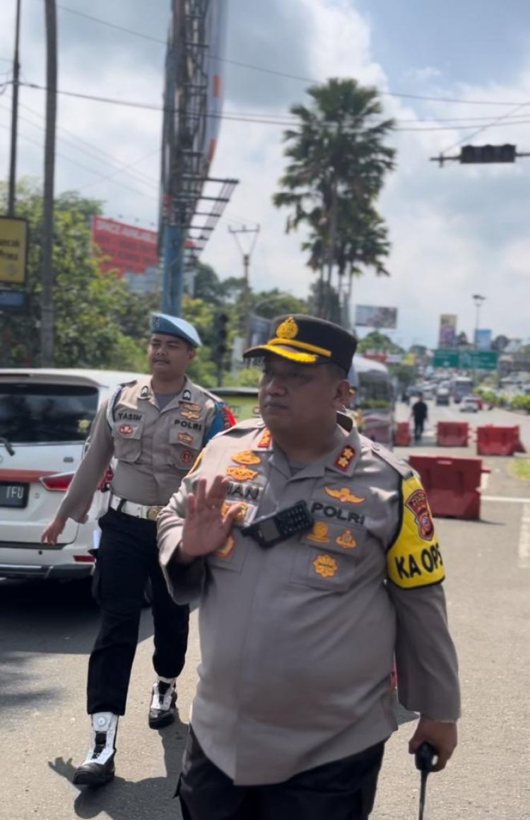 Kehadiran Polisi Berikan Rasa Aman Bagi Masyarakak Yang Berlibur Pada Saat Weekend Di Jalur Puncak Kabupaten Bogor