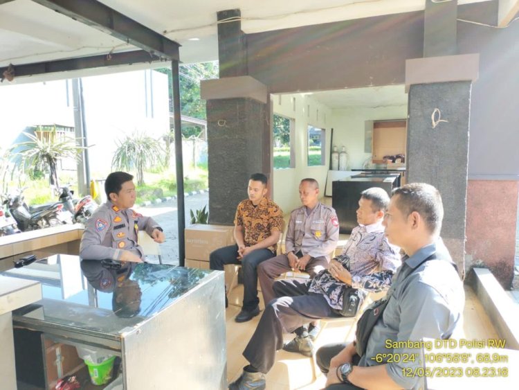 Kasat Binmas Polres Bogor AKP Hendra Kurnia Selaku Polisi RW Menyambangi Warga Di Kecamatan Gunung Putri