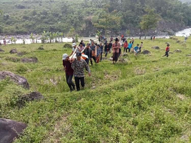 Polisi Evaksuasi Jasad Pria Yang di temukan di Aliran Sungai Cipamingkis Sukamakmur Bogor