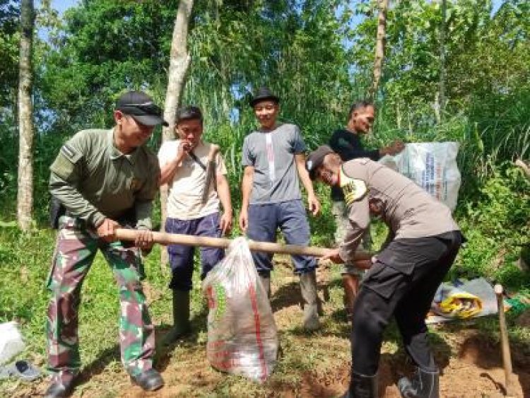 Seinergitas TNI-Polri Lakukan Gotong royong Besama Warga