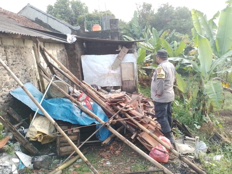 Hujan Di sertai angin Kencang Akibatkan Tembok Rumah Warga Alami Longsor