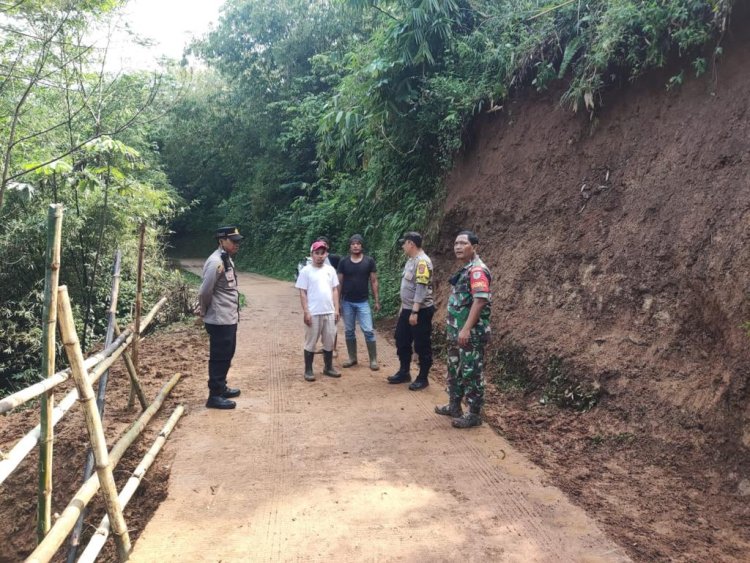 Longsor di Caringin Akibatkan Seorang Warga Terluka, Kapolsek Caringin Jenguk Korban