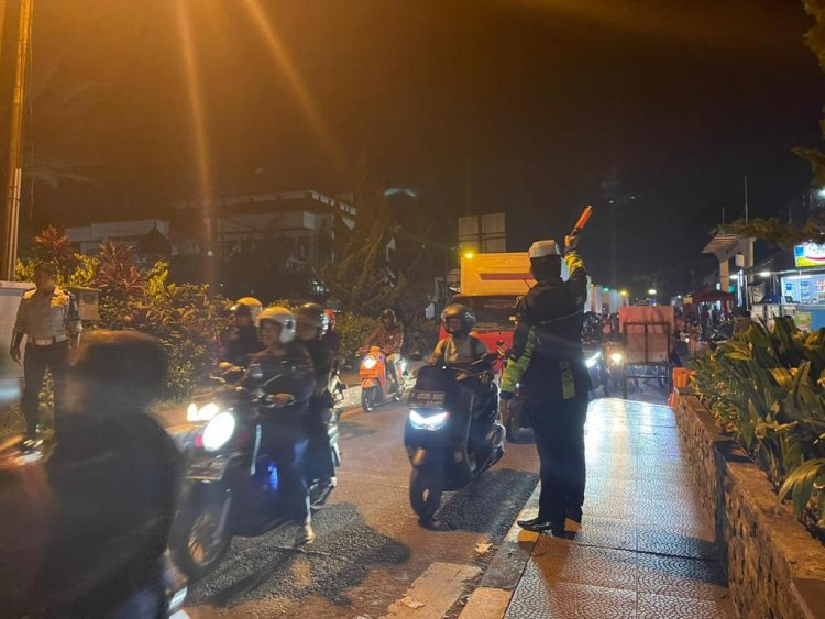 Padatnya Puncak, Menjadi Berkah Tersendiri Bagi Para Pedagang di Kawasan Puncak Bogor