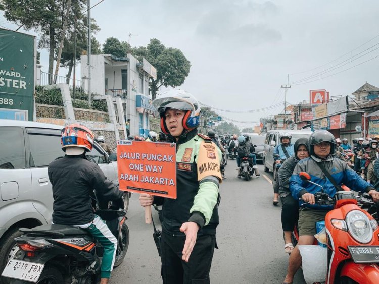 Kawasan Puncak Berlakukan Sistem One Way, Kapolres Bogor Turun Langsung Lakukan Pendorongan Arus Kendaraan