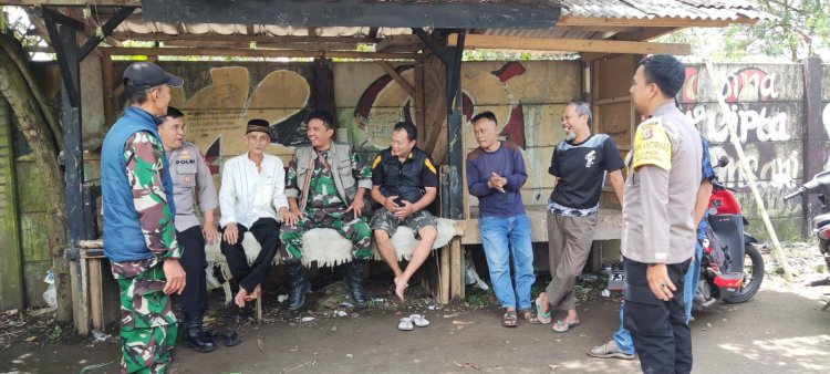 Sinergitas TNI- Polri , Bhabinkamtibmas Polsek Caringin Polres Bogor Polda Jabar Bersama Babinsa Laksanakan Kegiatan Sambang Dengan warga Masyarakat