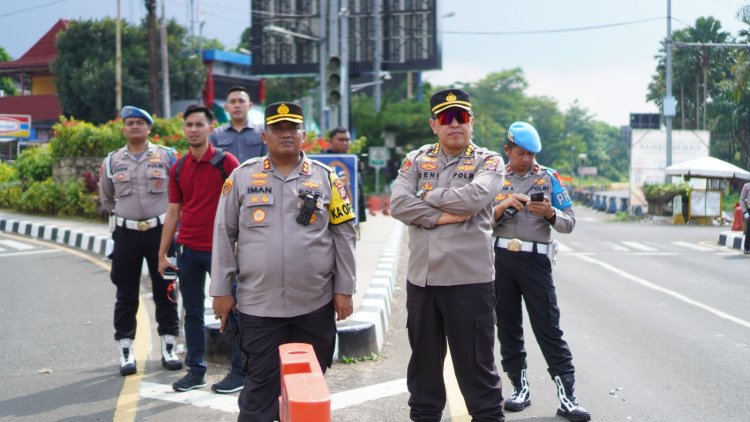 Jaga Kelancaran Arus Lalin, Personil Polres Bogor Gelar Pengaturan Dan Pengamanan di Sepanjang Jalur Puncak