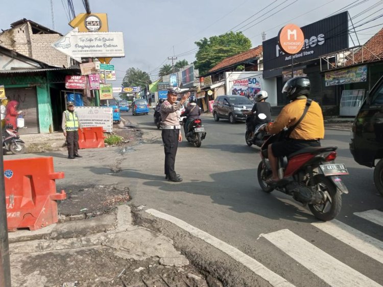 Jaga Kelancaran Arus Lalin, Personil Pos Pam Operasi Ketupat Polsek Ciampea Polres Bogor Lakukan Pengaturan Arus Lalin