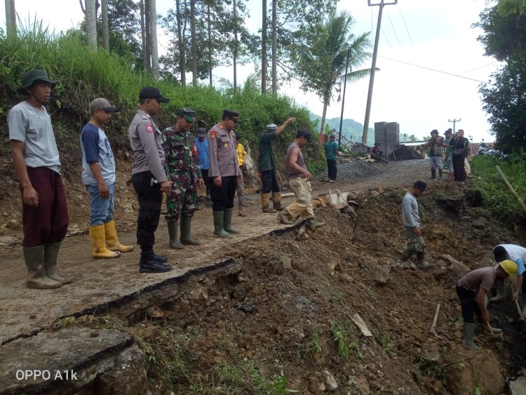 Hujan Deras Akibatkan Jalan Penghubung Desa Malasari Kecamatan Nanggung Kabupaten Bogor Alami Longsor