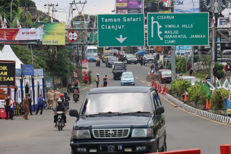 Urai Kepadatan di Kawasan Puncak ,Polres Bogor Berlakukan One Way Menuju Jakarta Pada Pagi ini