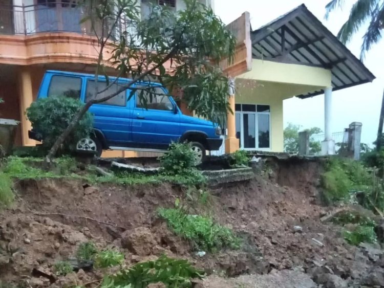 Babinkantibmas Desa Bojong Koneng Polsek Babakan Madang Polres Bogor Mendatangi TKP Longsor Evakuasi Mobil Yang Hampir Terkena Dampak