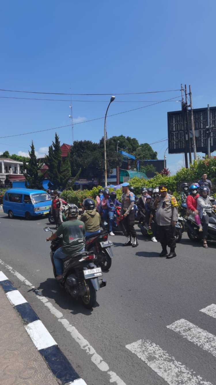 Urai Kepadatan Arus Lalin, Hingga Siang Ini Polres Bogor Berlakukan One Way Menuju Kawasan Puncak