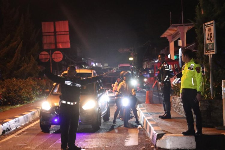 Personil Kepolisan Polres Bogor Terus Berupaya Lakukan Pengaturan Arus Lalu Lintas di Kawasan Puncak Yang Terpantau Cukup Padat Hingga Malam Hari ini