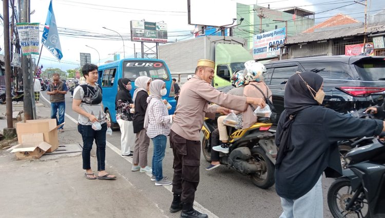 Jelang Buka Puasa Polsek Sukaraja Polres Bogor Berbagi Takjil