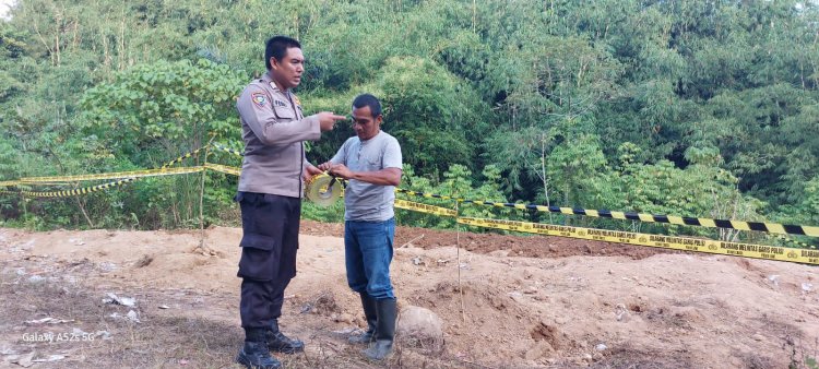 DITEMUKAN PENIMBUNAN KEMBANG API DALAM TANAH, POLSEK CIGUDEG MELAKUKAN PENYELIDIKAN DAN PASANG POLICE LINE