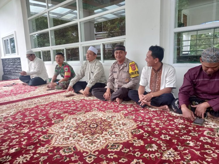 Bhabinkamtibmas Desa Gunung Geulis Polsek Sukaraja Polres Bogor Aiptu Suwardi Menghadiri Acara Buka Bersama