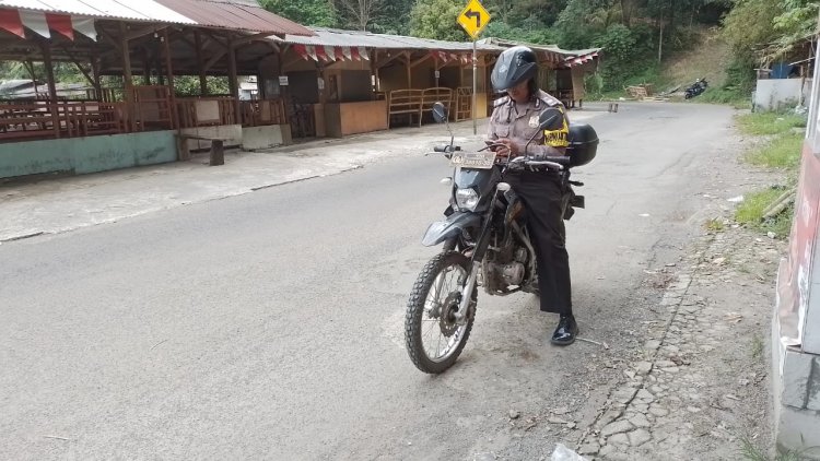 Bhabinkamtibmas Desa Gunung Geulis Polsek Sukaraja Polres Bogor Melaksanakan Patroli Ke Warung-warung dan Rumah Makan