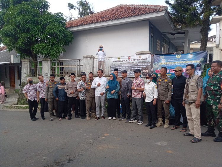 Pemerintahan desa Bojong koneng berbagi takjil gratis di depan kantor desa