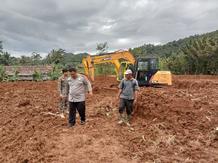 Bhabinkamtibmas Polsek Leuwiliang Polres Bogor kontrol Pembukaan Lahan Hunian Bagi korban Bencana longsor