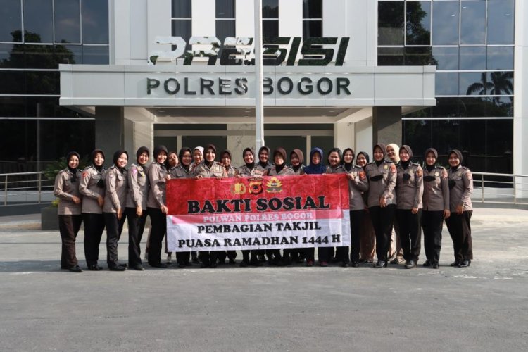 Personil Polwan Polres Bogor Berbagi Paket Berbuka Puasa Kepada Masyarakat