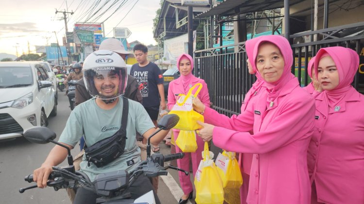 POLSEK CIBUNGBULANG POLRES BOGOR POLDA JABAR BERBAGI TAKJILKepada pengguna jalan raya