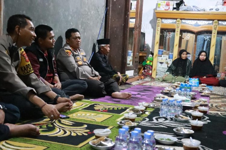 Kapolres Bogor Polda Jabar Kunjungi Keluarga Korban Tanah Longsor di Cijeruk