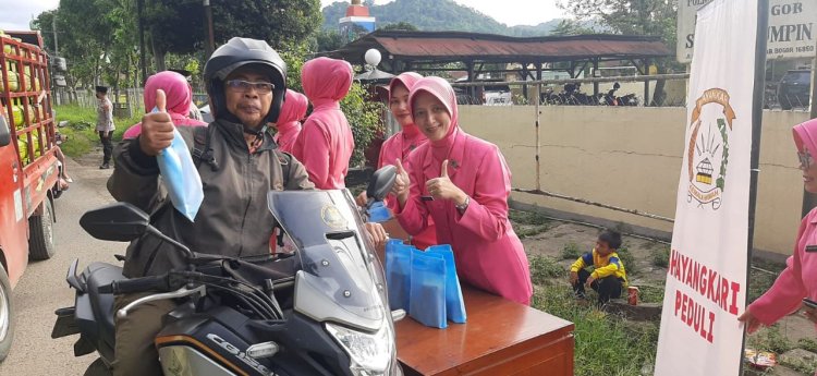 POLSEK RUMPIN POLRES BOGOR POLDA JABAR BERBAGI TAKJIL