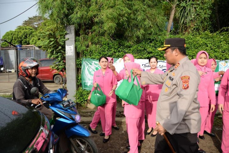 Kapolres Bogor Polda Jabar Dan Bhayangkari Cabang Bogor Bagikan Pakat Takjil Kepada Para Pengguna Jalan