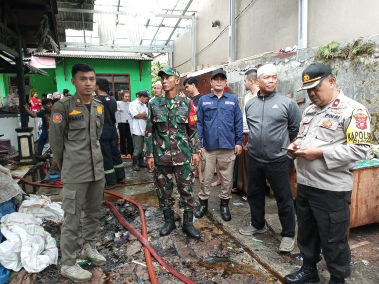 Sebanyak 6 Kontrakan Hangus Terbakar, Polsek Ciawi Polres Bogor Polda Jabar Lalukan Pemadaman di Lokasi Kejadian