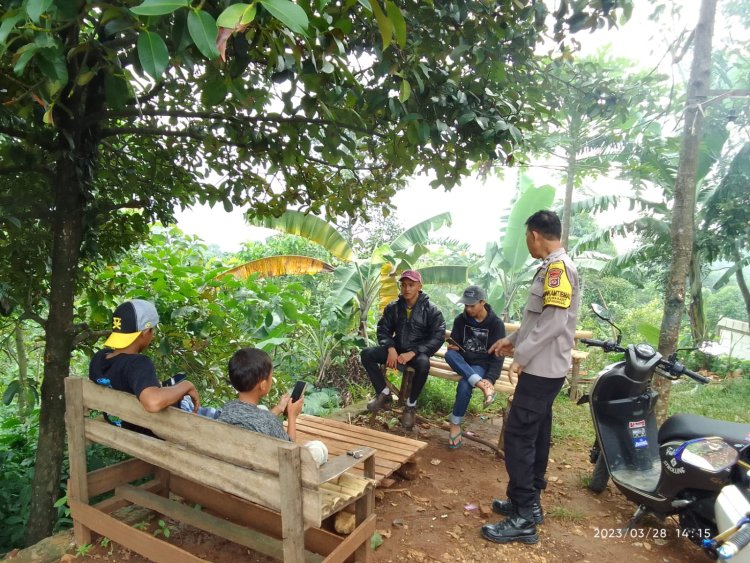Bhabinkamtibmas Desa Leuwikaret Kecamatan Klapanunggal Kabupaten Bogor sambangi warga Binaan dalam rangka silaturahmi dan ajak bersinergi dalam menjaga kamtibmas