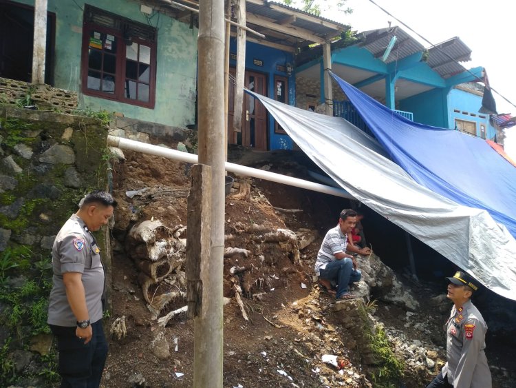 Satu Rumah Warga Tertimpa Longsoran di Desa Pasirmuncang, Polsek Caringan dan Instansi Terkait Lakukan Penanganan