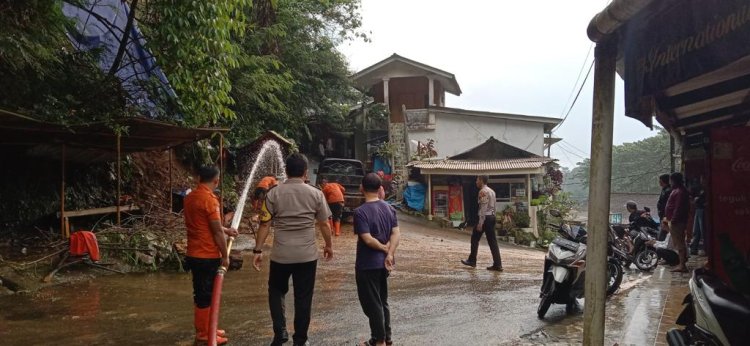 Hujan Dengan Intensitas Tinggi Akibatkan Tanah Longsor di Mega Mendung Kabupaten Bogor, Dua Orang Yang Menjadi Korban Berhasil Di Evakuasi