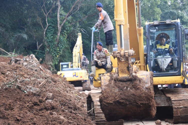 Polres Bogor Terus Bersinergi Bersama Instansi Terkait Cari Korban Longsor Akibat Gempa Bumi di Cugenang Cianjur