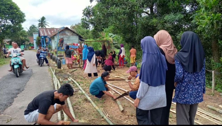 Minggu Ceria Indahnya Masyarakat Dusun II Beserta Aparatur Kampung Dan Mahasiswa/i KKN Unila Bersih Bersih Lingkungan