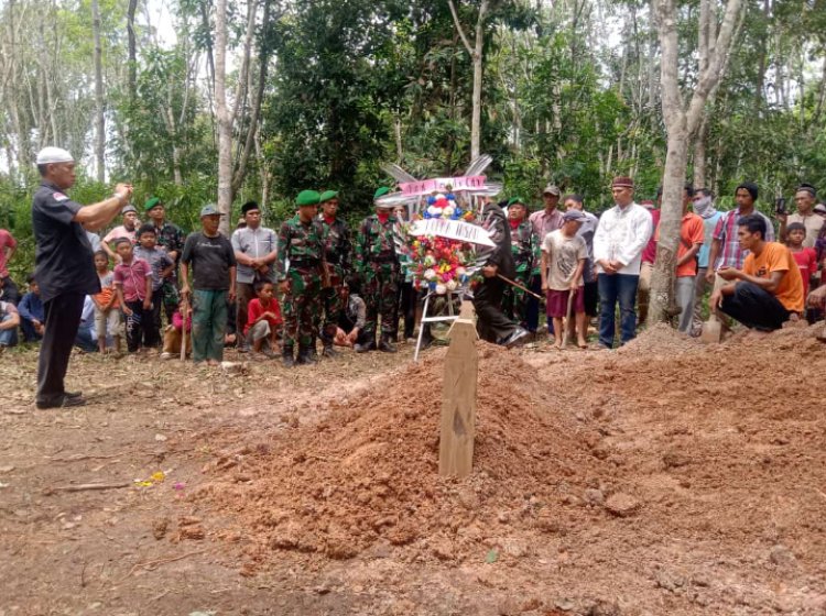 Personel Kodim Way Kanan Hadiri Upacara Pemakaman Militer