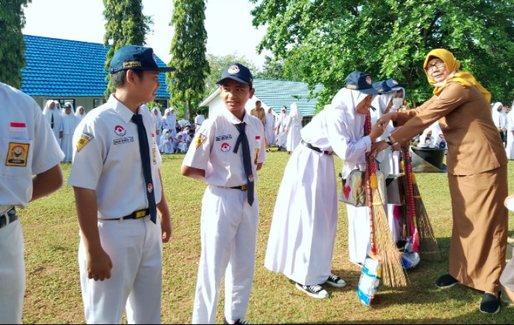 Penyerahan Piala HUT RI Ke-77 Di SMPN 2 Baradatu Berlangsung Meriah DanHikmad