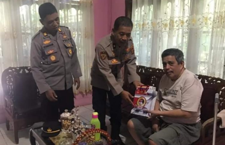 Kapolda Lampung Berikan Tali Asih Kepada Empat Personil Polres Way Kanan Yang Sakit Menahun 