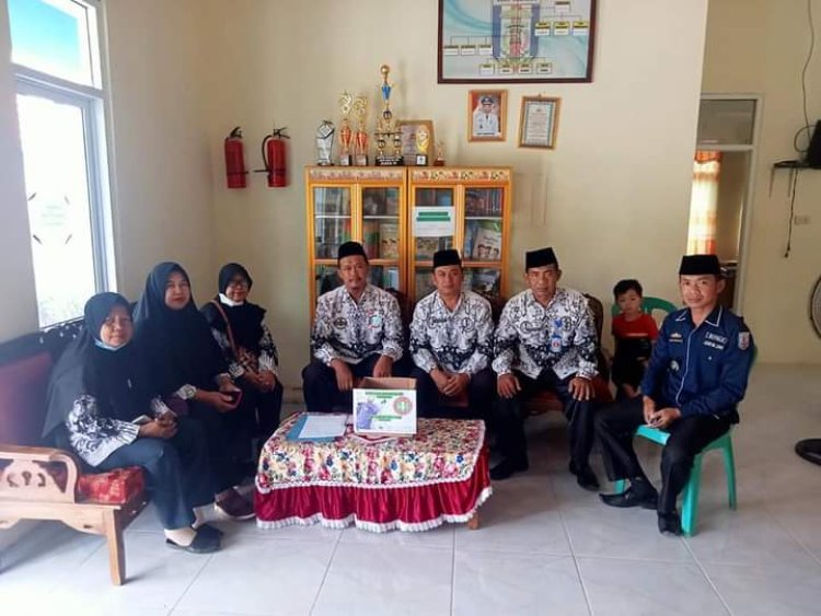 Kepala Kampung Embi Darwanda Mengucapkan Terimakasih Kepada Persatuan Guru Republik Indonesia (PGRI).