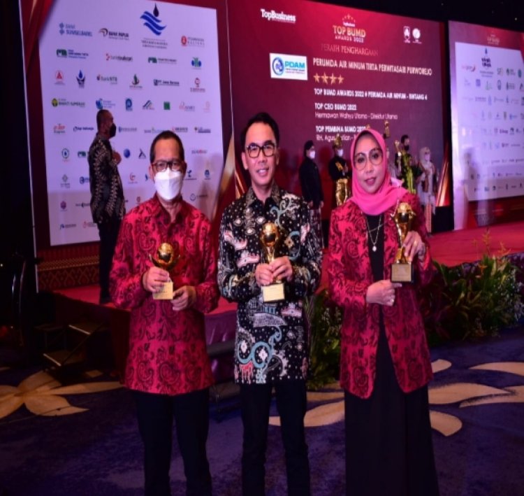 Bupati Way kanan H. Raden Adipati Surya, S.H., Menghadiri Acara Puncak Penghargaan TOP BUMD Awards Tahun 2022.