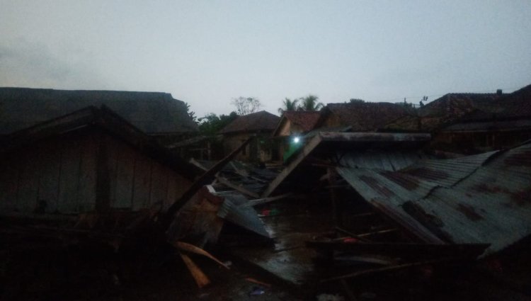 Hujan Deras di Sertai Angin, Robohkan Bangunan Lose Pasar Gunung Katun