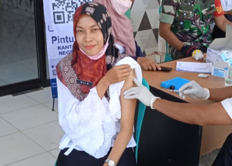 Babinsa Sub koramil Negeri Agung kawal vaksinasi ke 3 (Booster)Merk Pfizer untuk ASN kecamatan dan aparatur kampung Se kecamatan Negri Agung