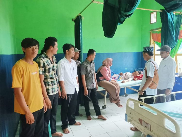 Peratin Mat Fitria bersama aparatur Pekon dan Ibu PKK menjenguk warganya yang terbaring di Rumah Sakit