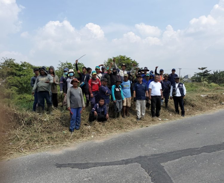 DIRJEN BERSAMA DIR OP PJT PANTAU KE LAPANGAN DISALURAN PRIMER TARUM UTARA BARAT