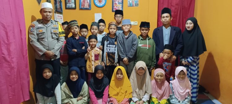 *Bhabinkamtibmas Polsek Sekincau menjadi guru ngaji bagi anak-anak di Desa binaannya*