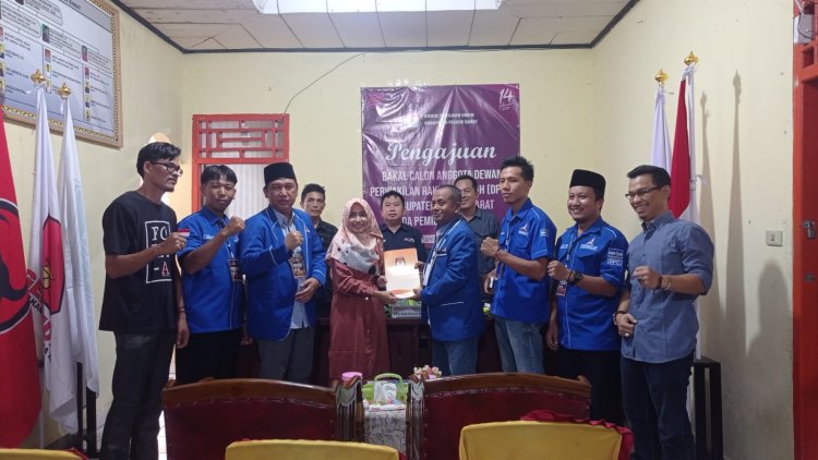 Dewan Pimpinan Daerah (DPC)  Partai Demokrat Kabupaten Pesisir Barat resmi menyerahkan berkas pencalonan anggota legislatif ke kantor Komisi Pemilihan Umum (KPU) setempat, Sabtu (13/05/2023)