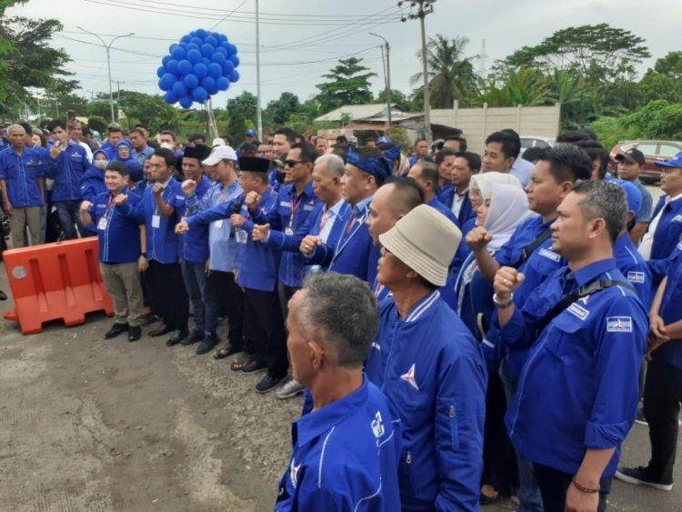 Farid bersama jajaran DPC Demokrat Karawang dan lainnya mendatangi kantor KPU Kabupaten Karawang.