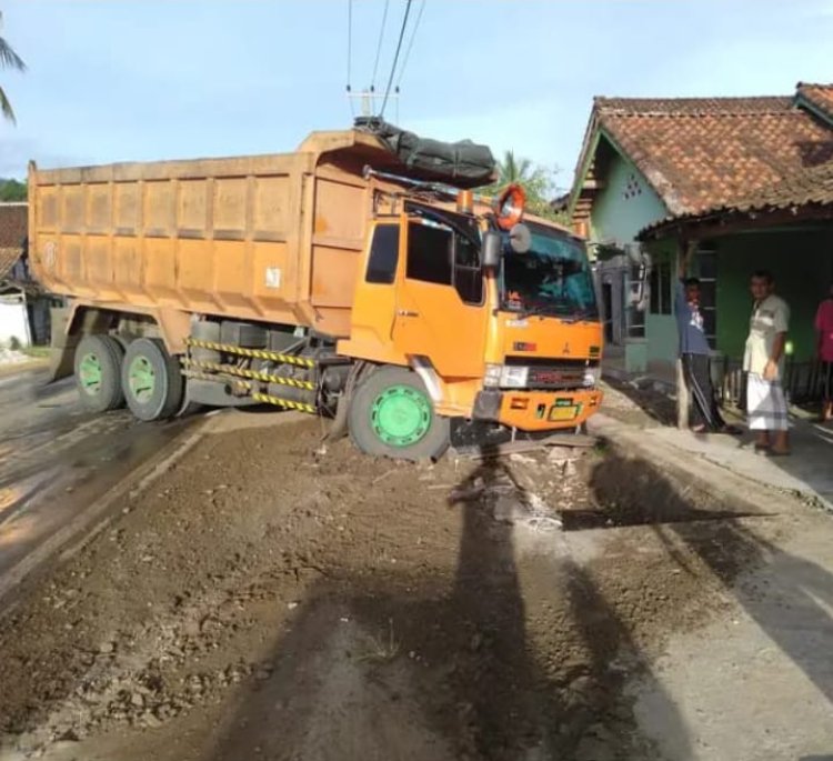 Karangnya perhatian proyek abrasi Pantai di pekon kerbang dalam  menyebabkan jalan licin